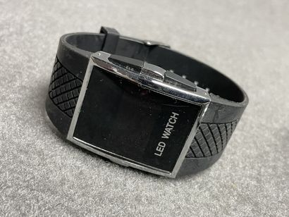 Lot de cinq montres et un stylo bille.
