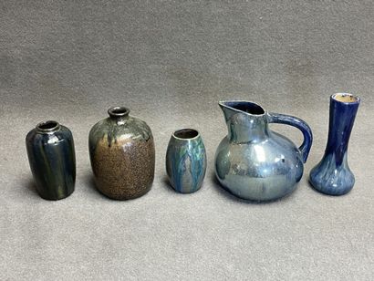 Quatre vases et un pichet en céramique émaillée....