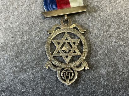 FRANC-MACONNERIE :
Broche à décor de symboles...