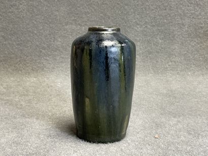Quatre vases et un pichet en céramique émaillée....