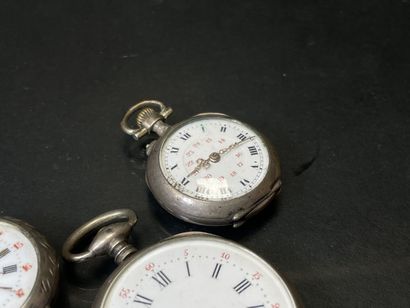 Lot de quatre montre de col en argent, une...