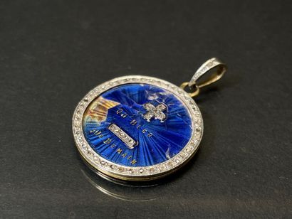 Pendentif en or et petites roses, + qu'hier...