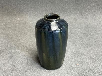 Quatre vases et un pichet en céramique émaillée....