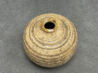 Vase boule en grès émaillé 
H. :15 cm. 
...