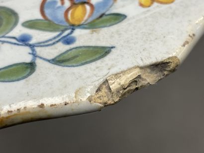 Deux assiettes en faience XVIII°. 
D. :23...