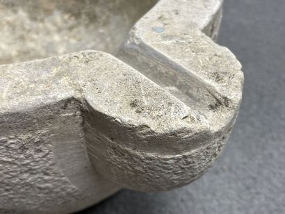 Mortier en pierre sculptée.
H: 11 cm.
L:...