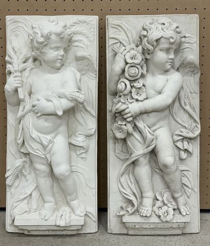 Paire de panneaux en plâtre à décor en haut...