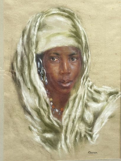 C. DAMMERON (XXe) :
Portrait de femme orientale.
Pastel...