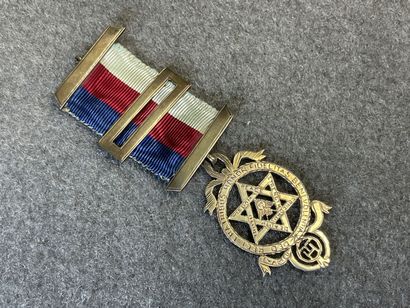 FRANC-MACONNERIE :
Broche à décor de symboles...