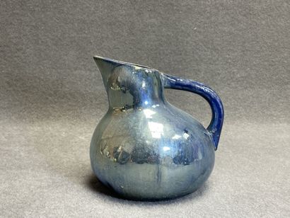 Quatre vases et un pichet en céramique émaillée....