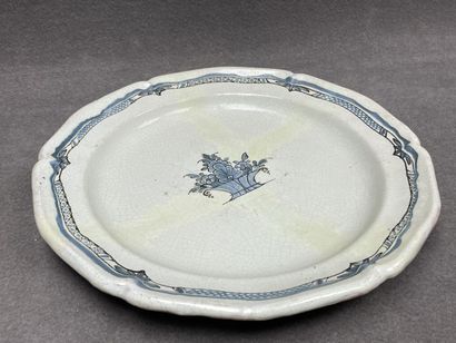 Grand plat cul noir en faïence XVIII°. 
D....