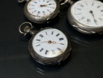 Lot de quatre montre de col en argent, une...