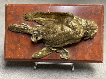 Presse papier en marbre rouge et bronze doré:...