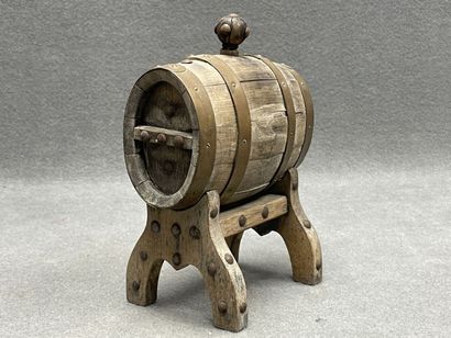 Petit tonneau en bois sculpté avec son support....