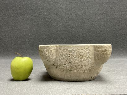 Mortier en pierre sculptée.
H: 11 cm.
L:...