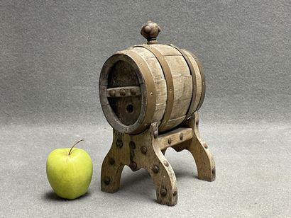 Petit tonneau en bois sculpté avec son support....