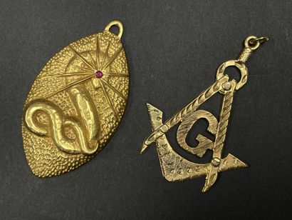FRANC MACONNERIE: Deux pendentifs en bronze
H:...