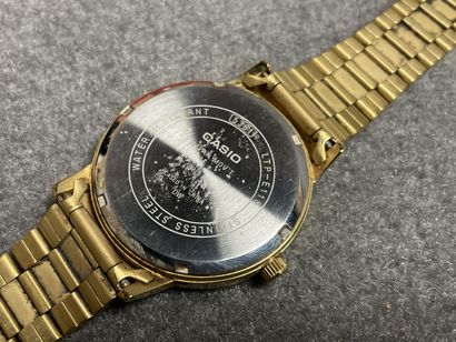 Lot de quatre montres: 
Casio, Pierre Cardin,...