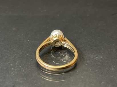 Bague en or sertie d'une perle et alliance...