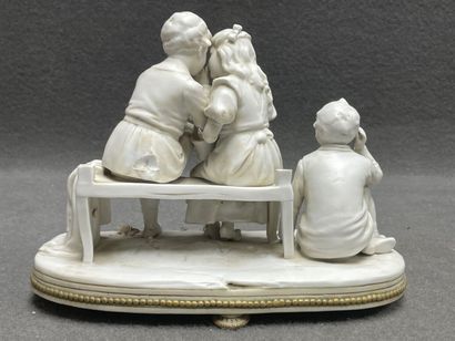 Groupe de quatre biscuits. 
H. :12 à 18 cm....