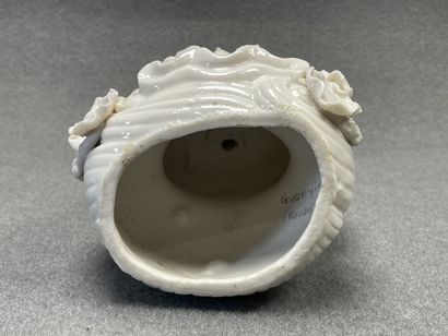 CHINE fin XIX°
Statuette en porcelaine dite...