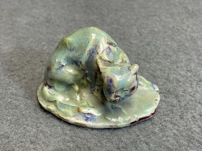 Bouquetière, chat et deux pichets en céramique...