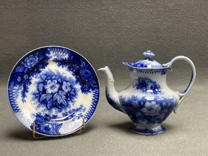 Théière et coupe en faïence de Sarreguemine,...
