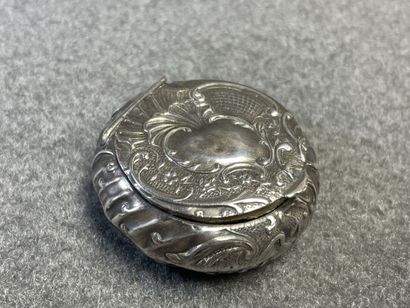 Flacon en verre, couvercle en argent, deux...