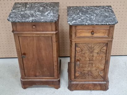Paire de tables de chevet en placage de noyer,...