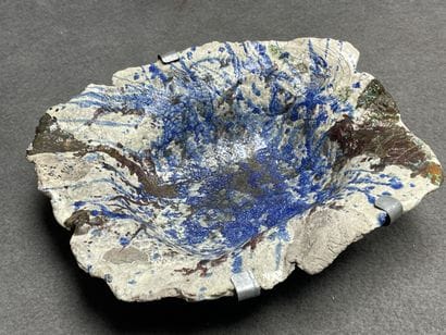 Plat creux en céramique raku. 
8 x 28 x 25...