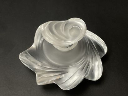 LALIQUE France, flacon en cristal moulé,...