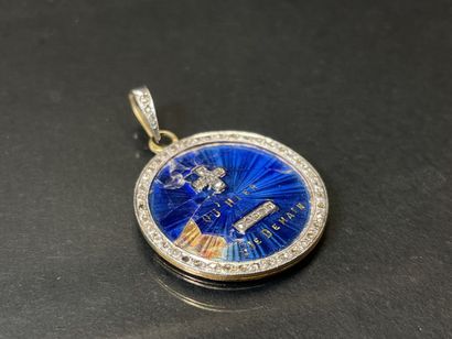 Pendentif en or et petites roses, + qu'hier...