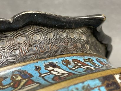 Cache pot en émaux cloisonnés, décor à l'antique....