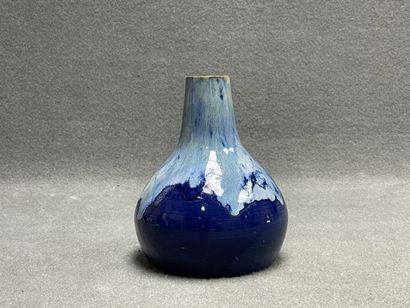 Vase en céramique du Morvan, émaillée bleu....