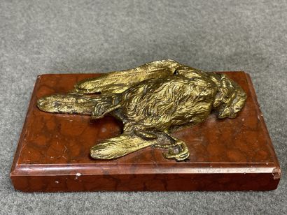 Presse papier en marbre rouge et bronze doré:...