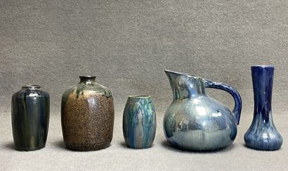 Quatre vases et un pichet en céramique émaillée....