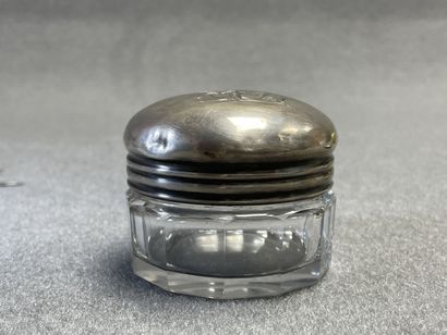 Flacon en verre, couvercle en argent, deux...