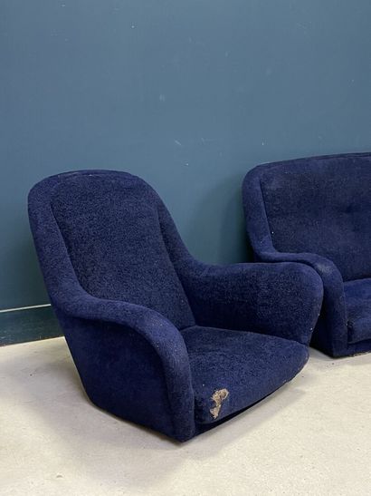 Canapé et fauteuil bleu. 
Travail de tapissier...