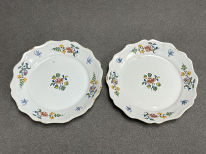 Deux assiettes en faience XVIII°. 
D. :23...