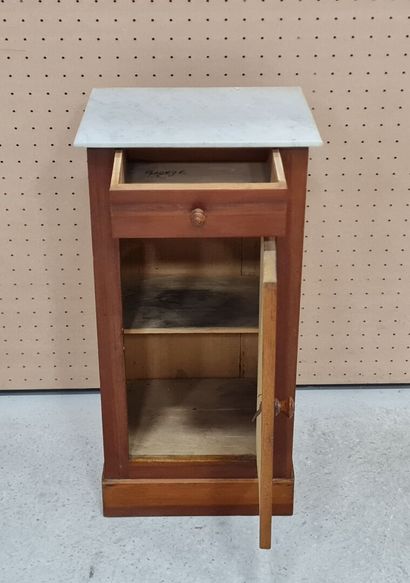 Chevet simple en placage.
Fin XIX°
70 x 35...