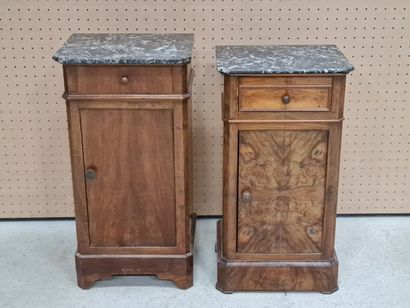 Paire de tables de chevet en placage de noyer,...