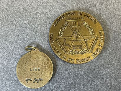 FRANC-MACONNERIE :
Deux médailles en bronze...
