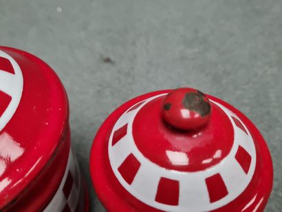 Série de pots à épices en fer émaillé rouge...