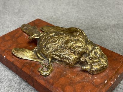 Presse papier en marbre rouge et bronze doré:...
