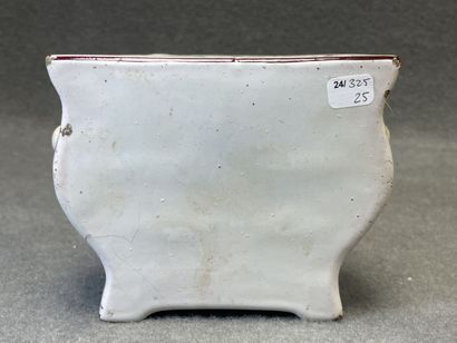 Saint Clément fin XVIII°: commode en faience.
12...