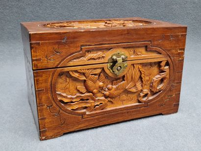 Coffret en bois exotique sculpté de poissons
Asie...