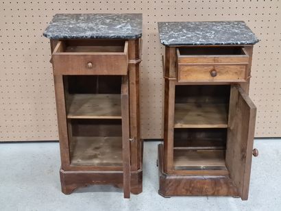 Paire de tables de chevet en placage de noyer,...