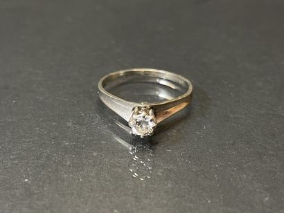 Solitaire en or gris, et diamant environ...
