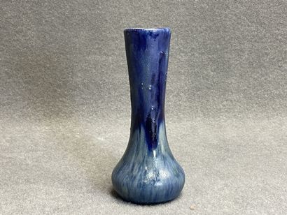 Quatre vases et un pichet en céramique émaillée....