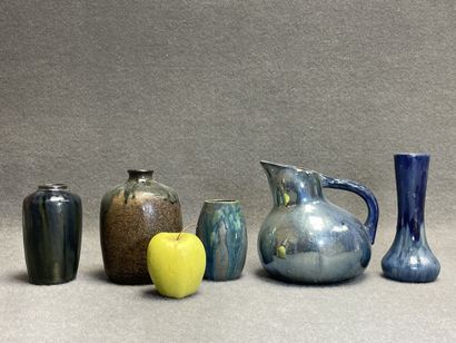 Quatre vases et un pichet en céramique émaillée....